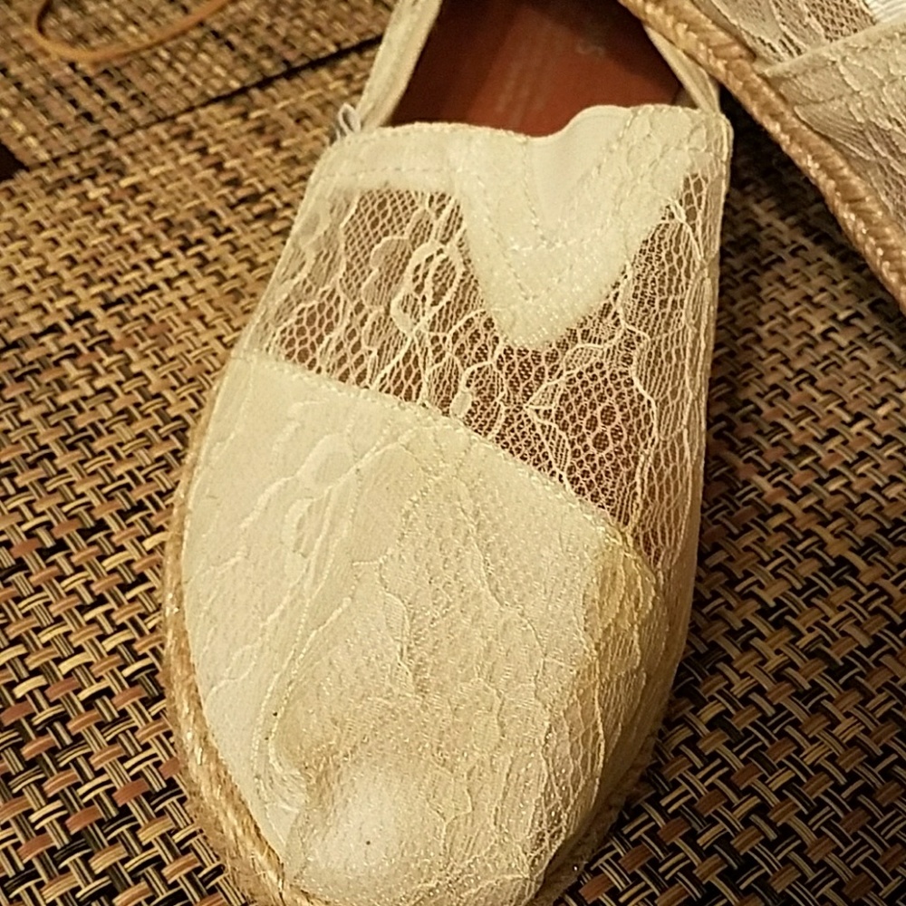 Tom's white lace NWT